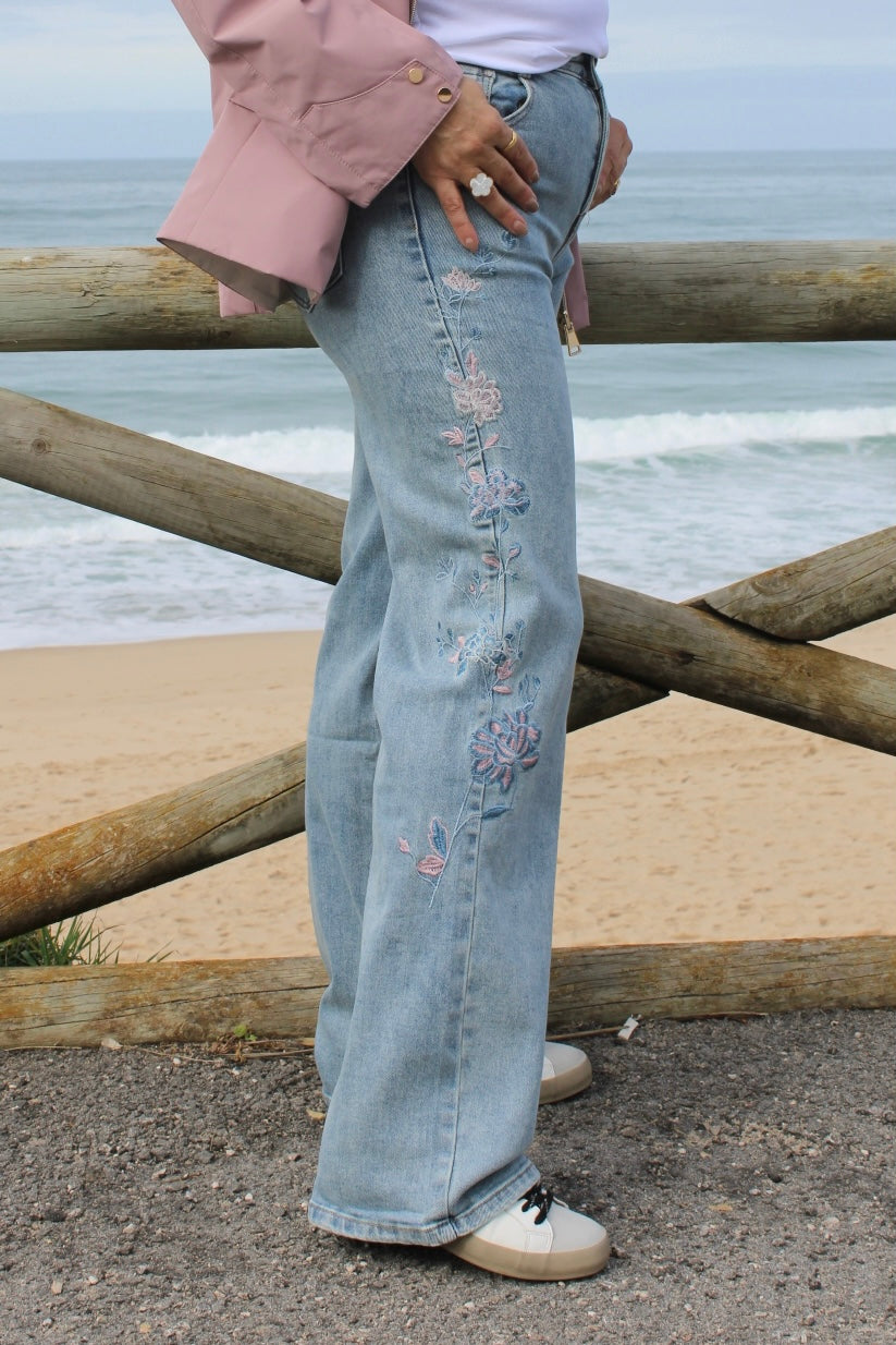 Jeans com Flores Bordadas
