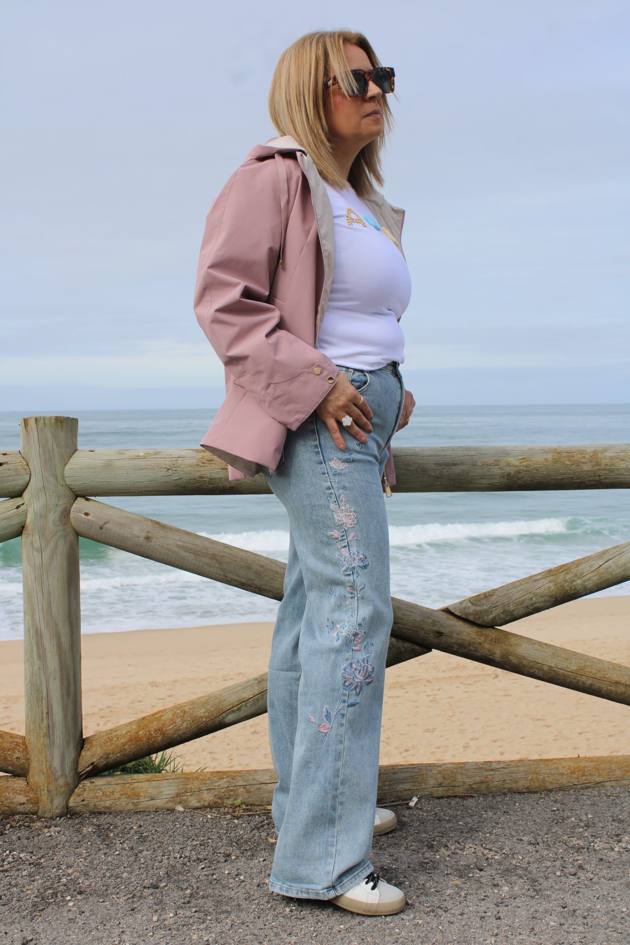 Jeans com Flores Bordadas