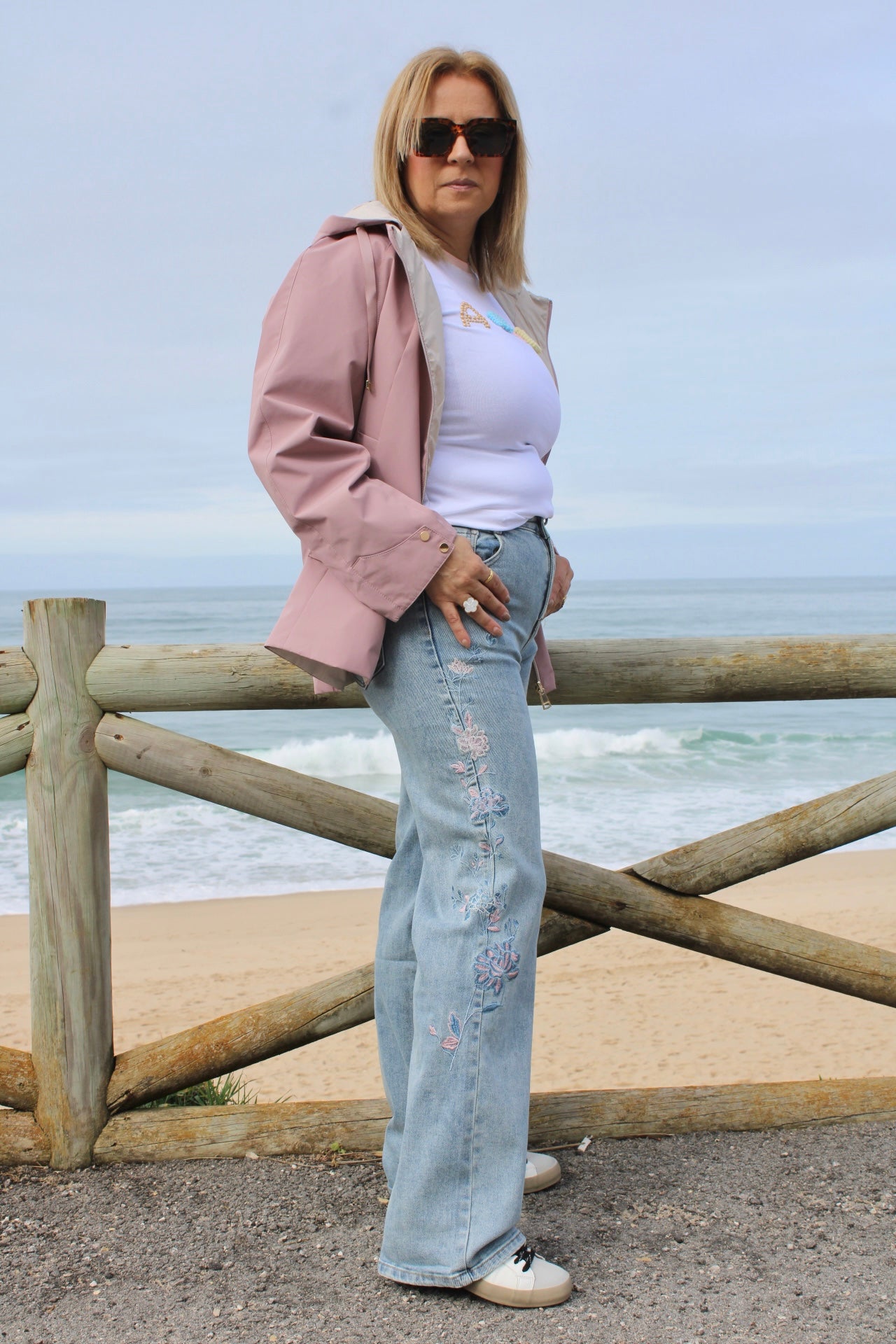 Jeans com Flores Bordadas