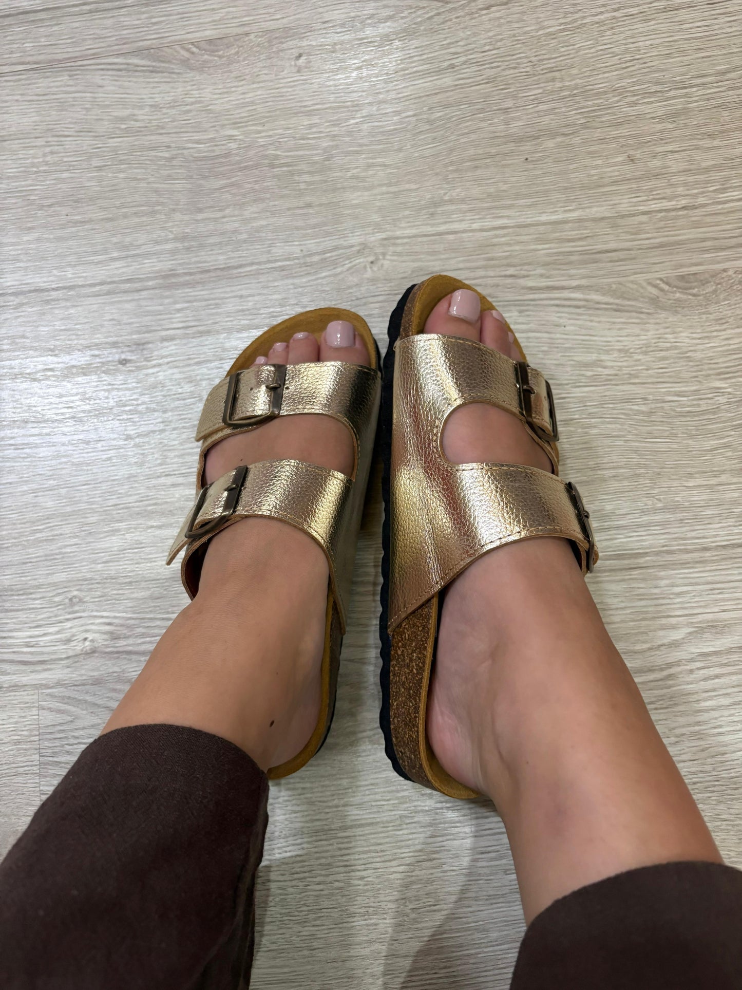 Sandália Rasa Com Duas Tiras Corina