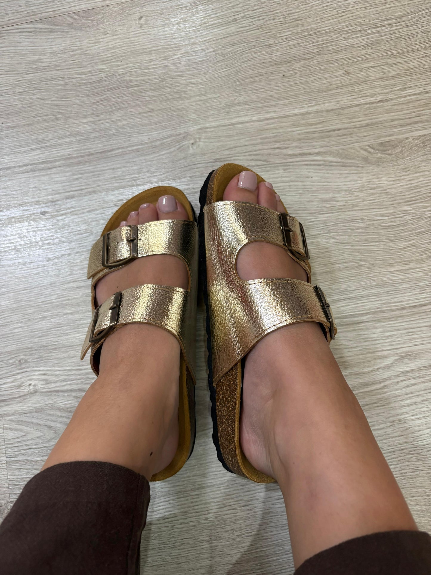Sandália Rasa Com Duas Tiras Corina