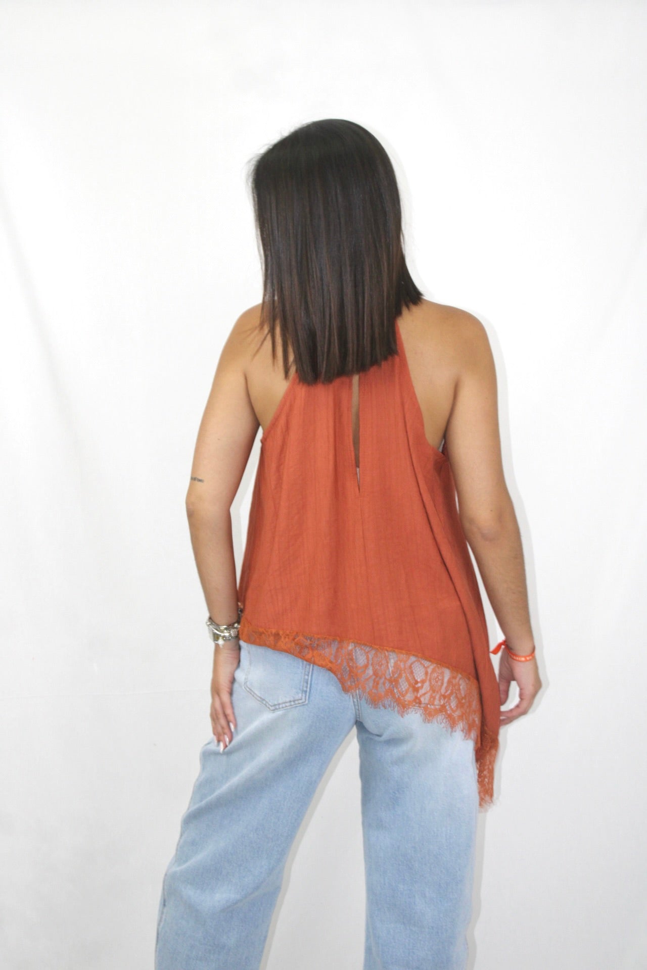 Tops Assimétricos com Renda