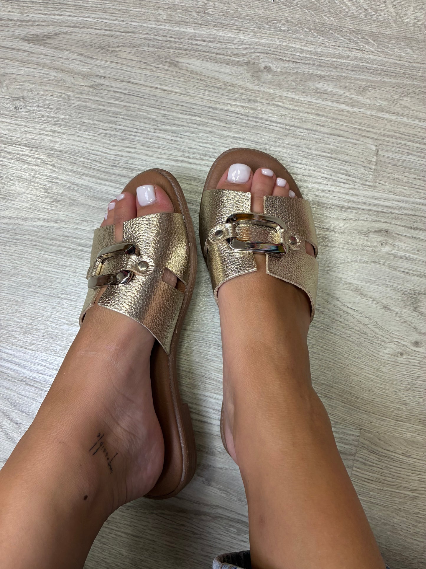 Sandália Rasa com Aplicação Dourada Da'Bene