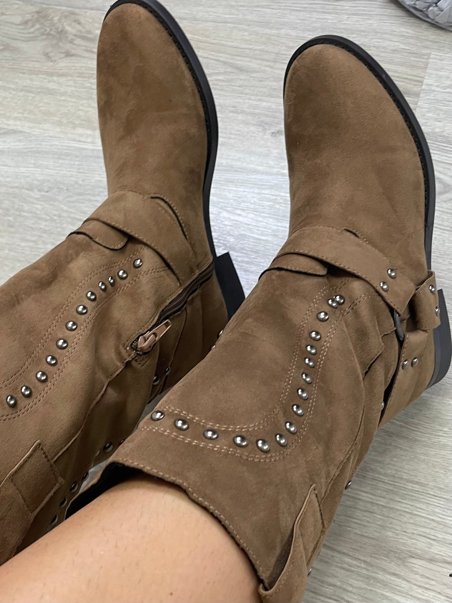 Botas Corina com Tachas