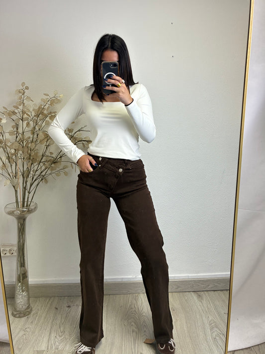 Calça Wide Leg com Botão Cruzado