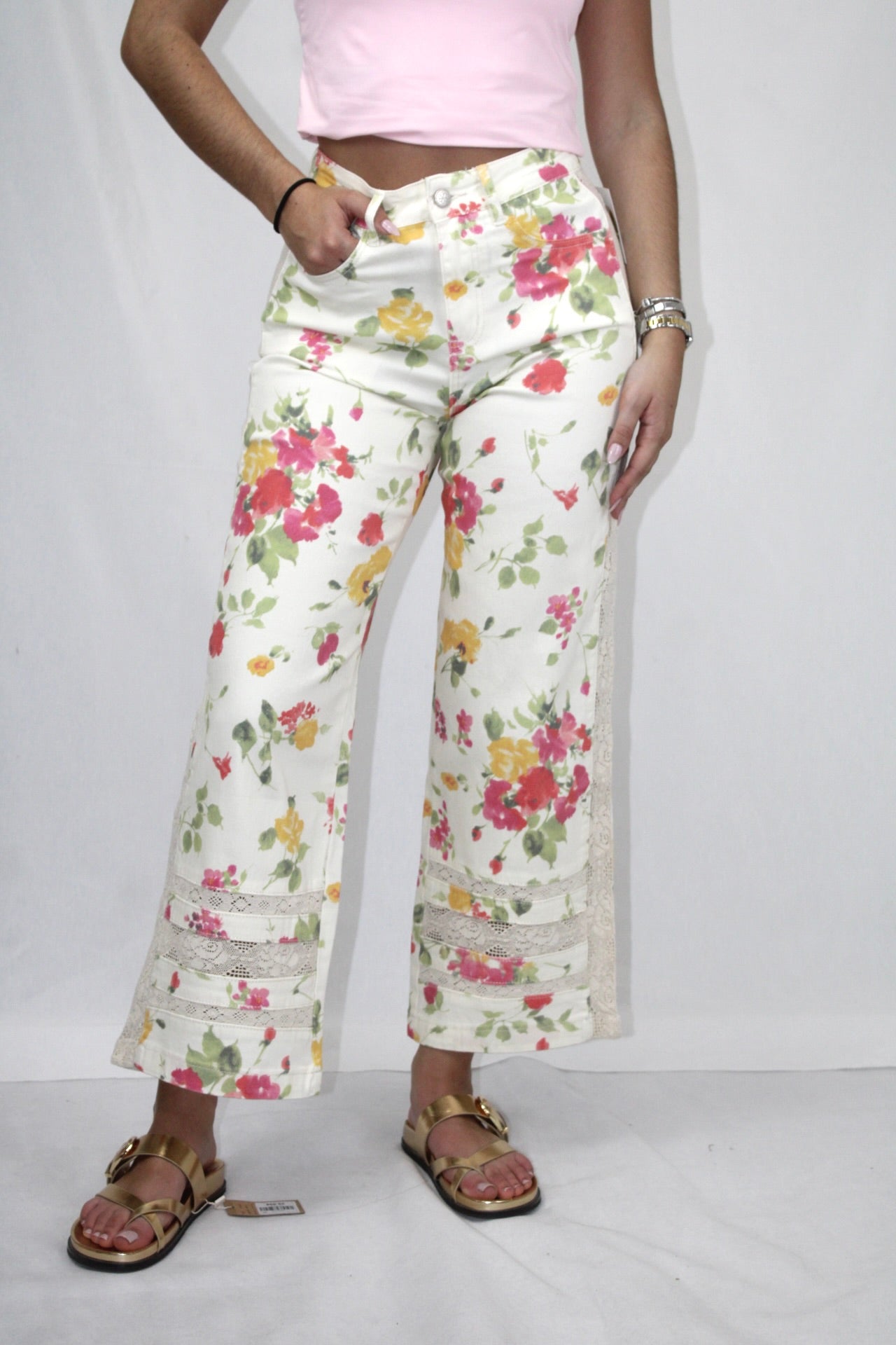 Jeans com Estampado Florido e Pormenor em Renda
