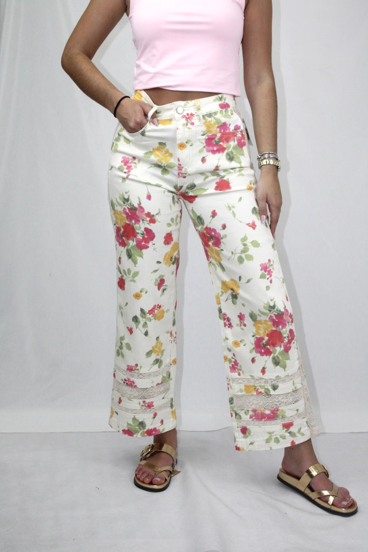 Jeans com Estampado Florido e Pormenor em Renda