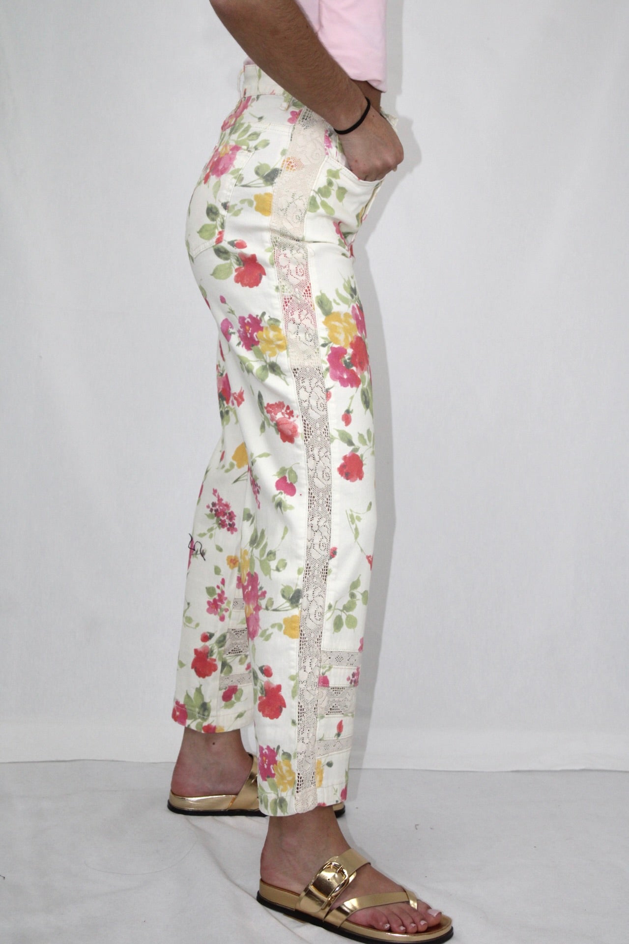 Jeans com Estampado Florido e Pormenor em Renda