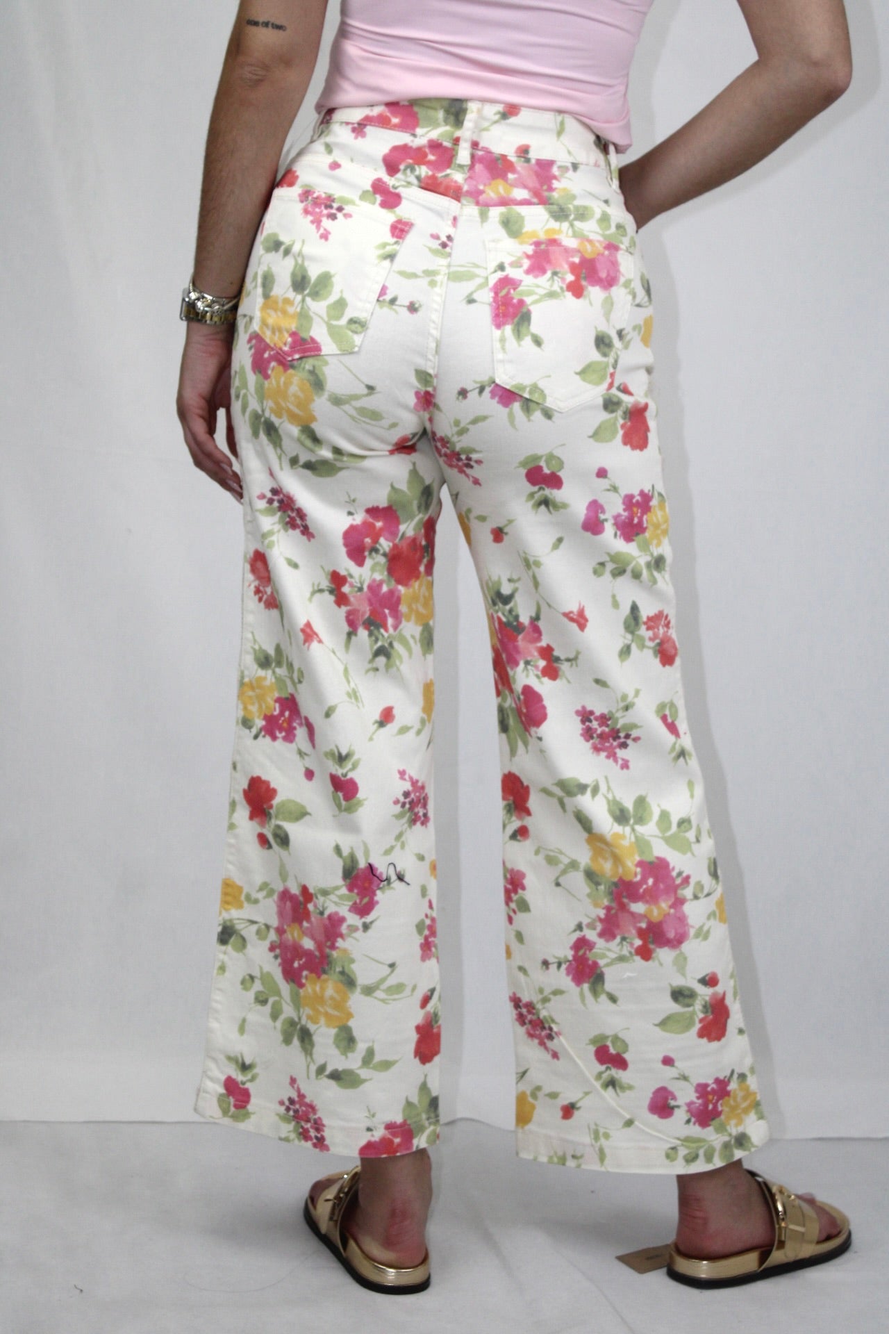 Jeans com Estampado Florido e Pormenor em Renda