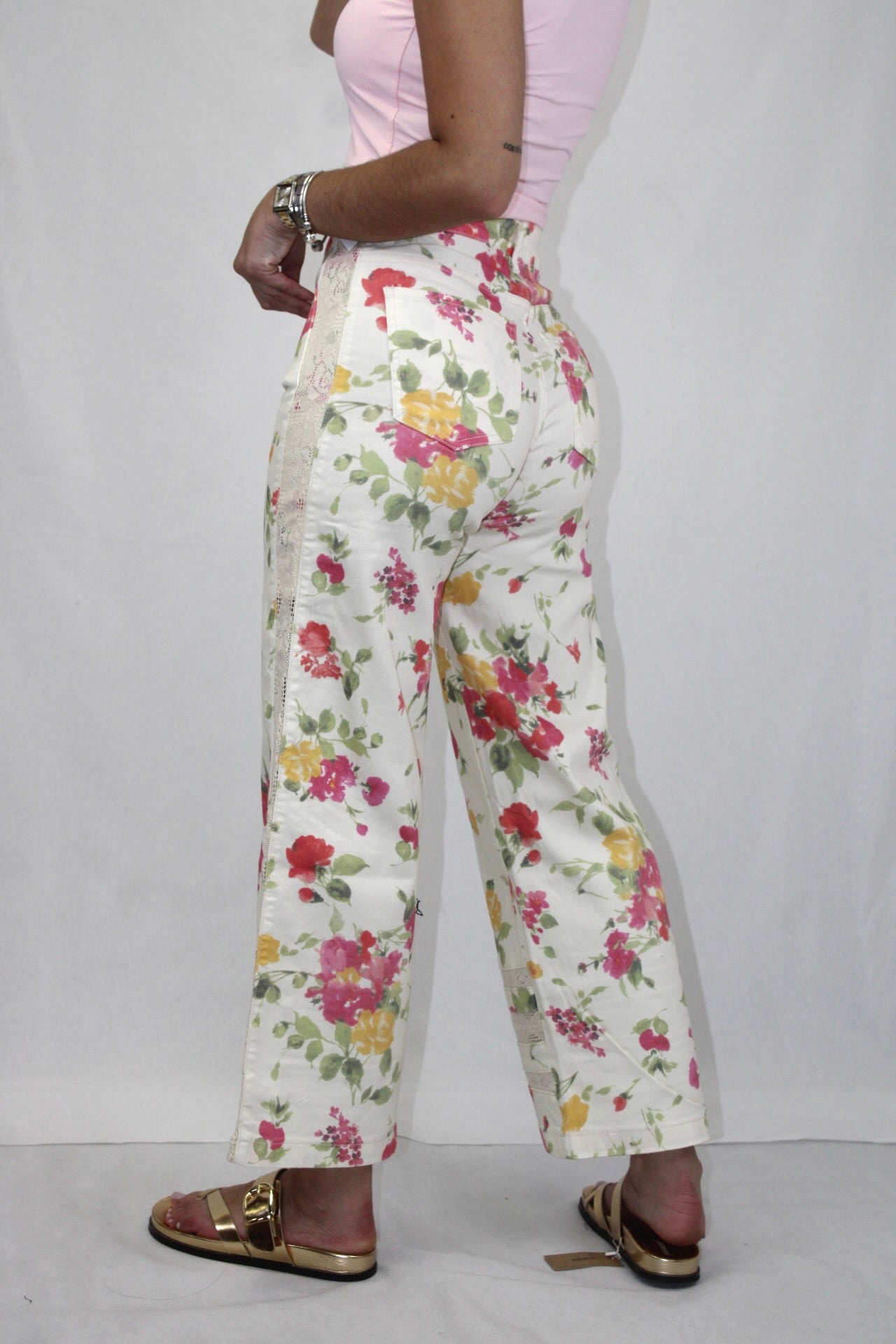 Jeans com Estampado Florido e Pormenor em Renda