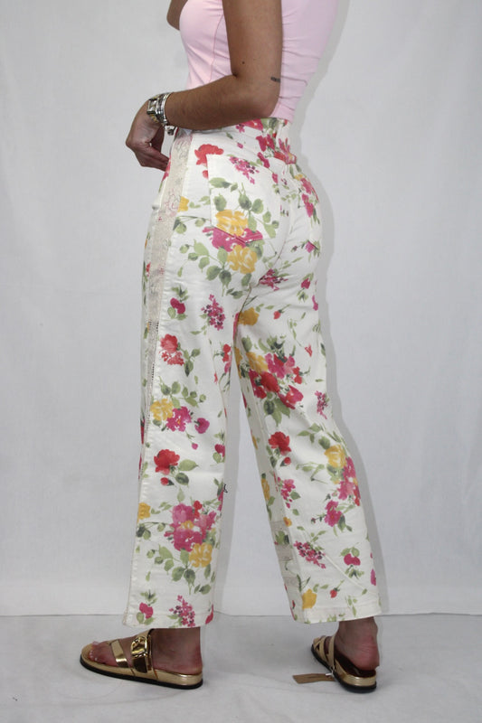 Jeans com Estampado Florido e Pormenor em Renda