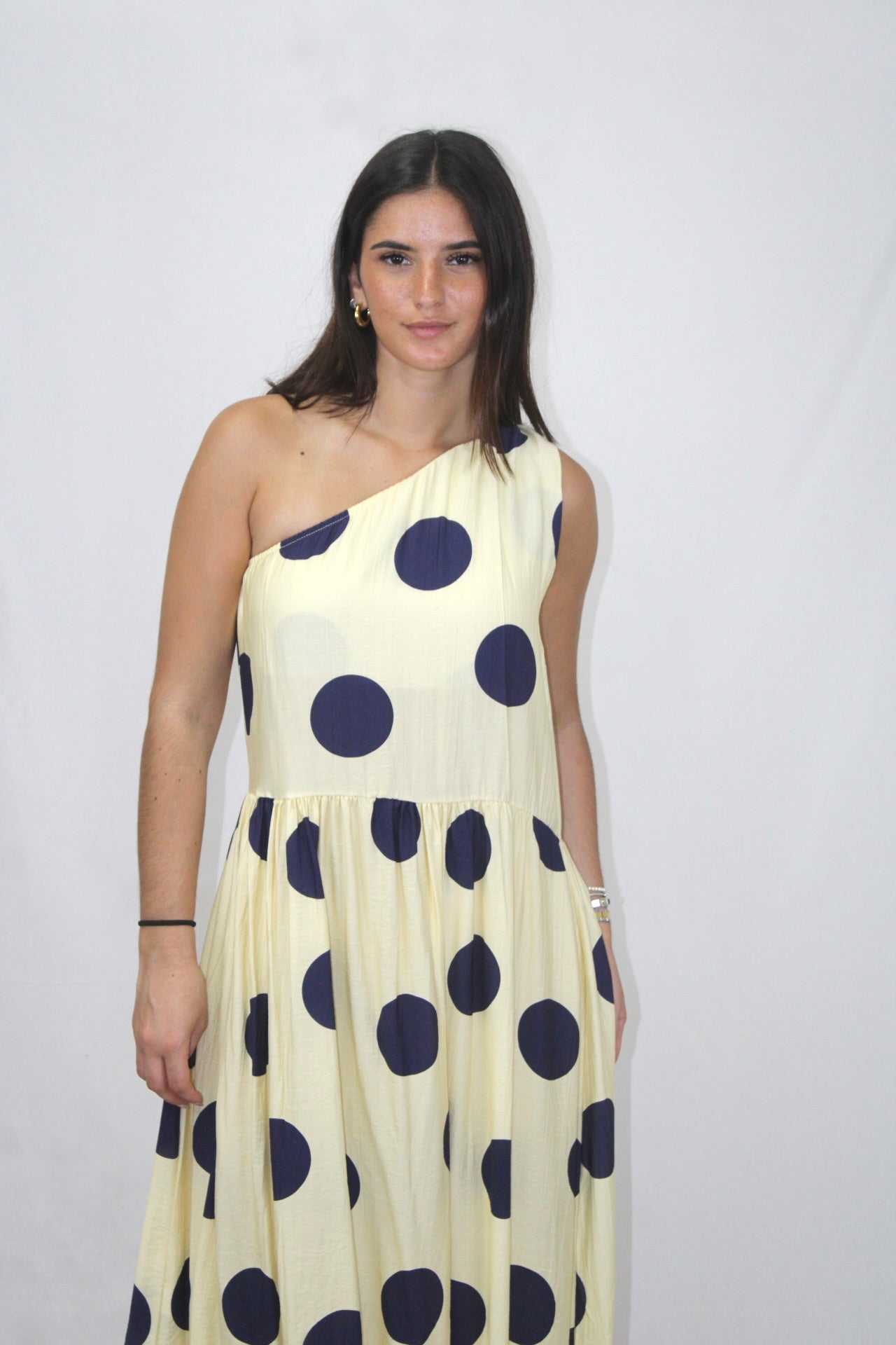 Vestido Polka Dot com Ombro Descoberto