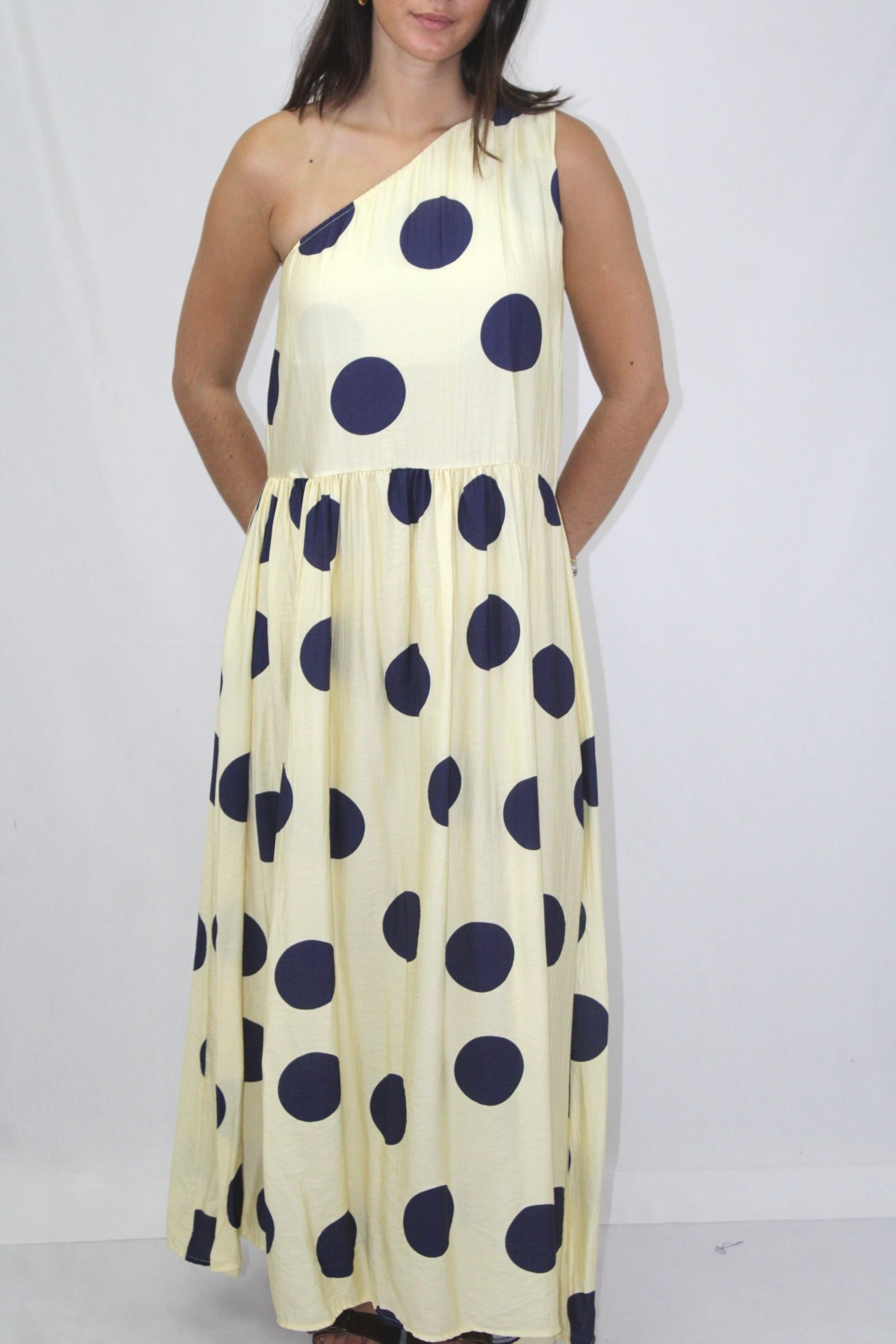 Vestido Polka Dot com Ombro Descoberto