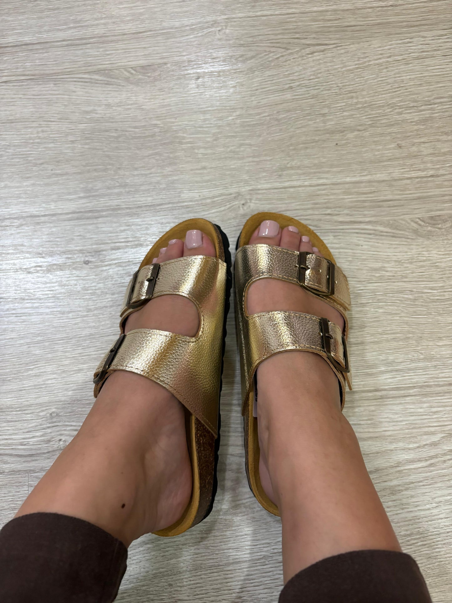 Sandália Rasa Com Duas Tiras Corina